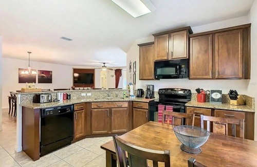 Calabria House | Luxury 5BR Waterfront Retreat w/Pool, Hot Tub & Game Room Near Disney