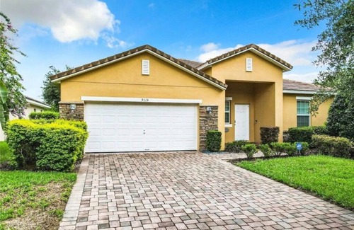 Calabria House | Luxury 5BR Waterfront Retreat w/Pool, Hot Tub & Game Room Near Disney