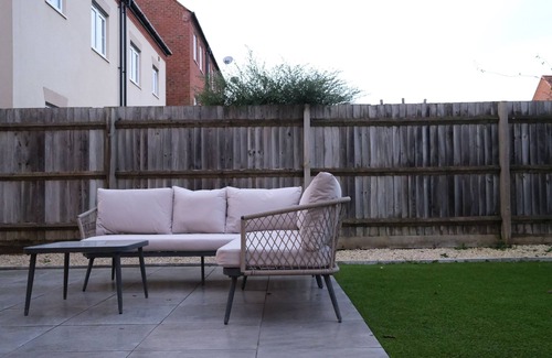 Bicester House | Luxury 6-Bedroom Bicester Villa near Bicester Village (5 minutes away)