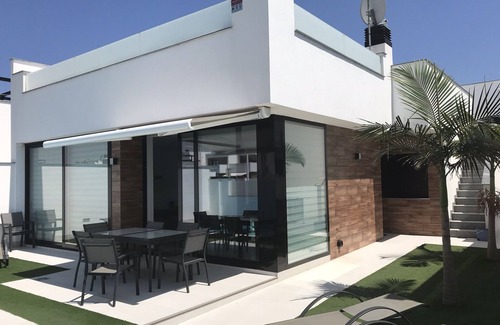 San Pedro del Pinatar Villa | Luxury 6-person villa with swimming pool, sunroof near the beach and golf courses