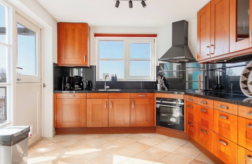 Makkum Cabin | Luxury 6-person beach villa with a sauna, bathtub, and balcony overlooking the IJsselmeer at Beach Resort Makkum.