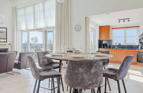 Makkum Cabin | Luxury 6-person beach villa with a sauna, bathtub, and balcony overlooking the IJsselmeer at Beach Resort Makkum.