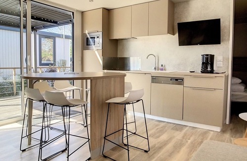 Jullouville-les-Pins House | Luxury 6-Person Mobile Home, 200m from Beach, with Pool, Fitness Room, and WiFi