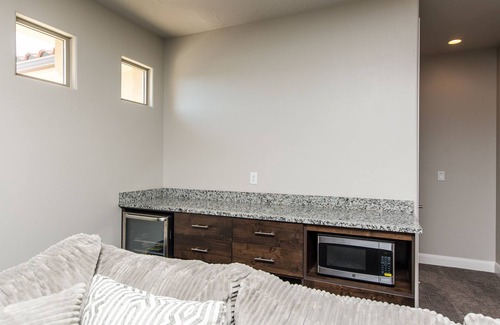 Santa Clara House | Luxury 6BR/7BA Family Friendly Home near Zion Private Pool & Resort Amenities