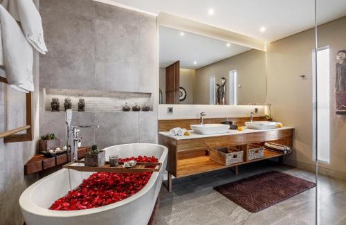 Berawa Villa | Luxury 6br Canggu 400m To Finns Beach
