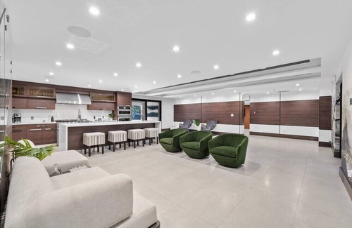 Golden Glades House | Luxury 6BR Estate w/Heated Pool & Huge Parking