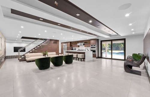 Golden Glades House | Luxury 6BR Estate w/Heated Pool & Huge Parking