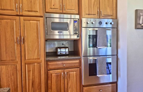 Fargo House | Luxury 6BR Home in Desired Neighborhood