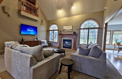 Fargo House | Luxury 6BR Home in Desired Neighborhood