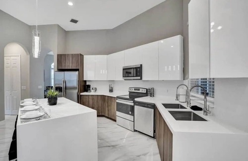 Downtown Hollywood Apartment | Luxury 6BR Near Beach w/Pool & Game Room