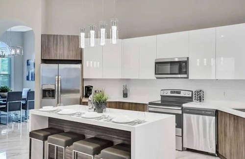 Downtown Hollywood Apartment | Luxury 6BR Near Beach w/Pool & Game Room