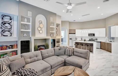 Downtown Hollywood Apartment | Luxury 6BR Near Beach w/Pool & Game Room