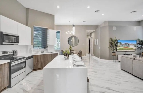 Downtown Hollywood Apartment | Luxury 6BR Near Beach w/Pool & Game Room