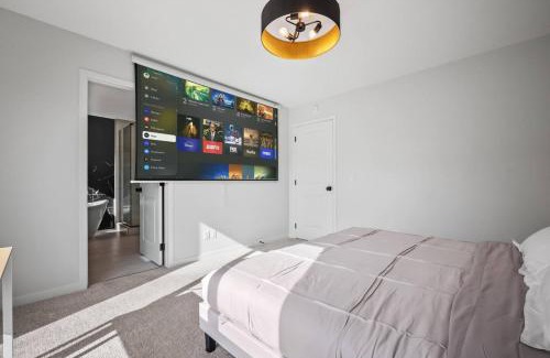 Calgary House | Luxury 7 Bedroom House with Karaoke Sound System and 100 Inch Projector