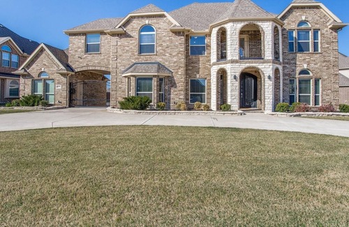 Mansfield House | Luxury 7 Bedroom Mansion With Movie Theater and Game Room