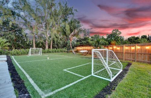 Plantation House | Luxury 7 Br Home w Pool Gameroom Soccer Field