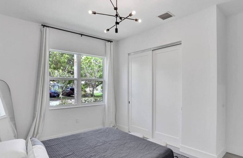 Poinsettia Heights House | Luxury 7BD Oasis w/ Pool 3min to Las Olas & Beach
