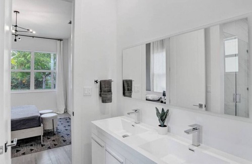 Poinsettia Heights House | Luxury 7BD Oasis w/ Pool 3min to Las Olas & Beach