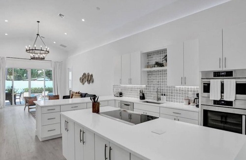 Poinsettia Heights House | Luxury 7BD Oasis w/ Pool 3min to Las Olas & Beach