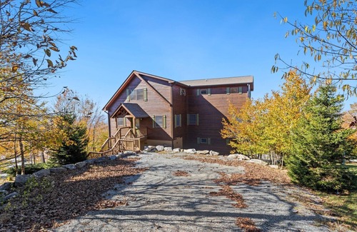 Beech Mountain Cabin | Luxury 7BR Cabin near Beech Ski! Hot Tub, Game Room, Long-Range Views