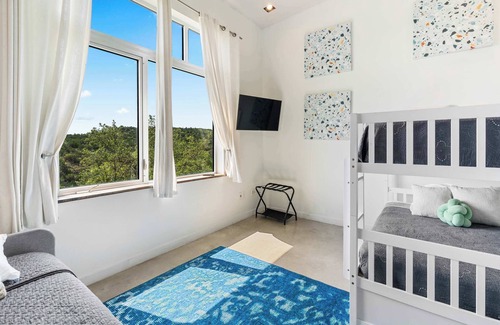 Dripping Springs House | Luxury 7BR Hill Country Gem Hot Tub & Barndominium