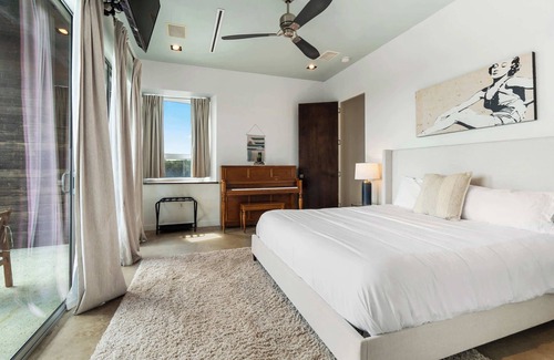 Dripping Springs House | Luxury 7BR Hill Country Gem Hot Tub & Barndominium