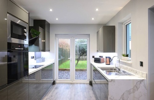 Southampton House | Luxury 8-Bed, 2-Bath Home – perfect for contractors, teams, or families. Spacious, fully equipped, and ready for long or short stays. Fast Wi-Fi, comfortable beds, and all the essentials included.
