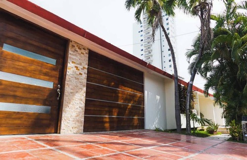 Manga House | Luxury 8 Bedroom Mansion - Minutes to Walled CIty