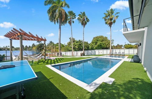 Miami Gardens House | Luxury 8BR Home w/Pool, Spa & Game Room Fun