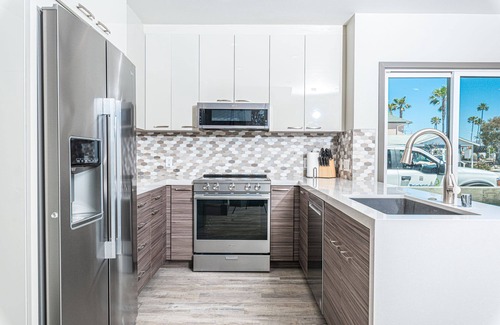 West Newport Condo | Luxury 8BR Retreat with AC | Modern Upgrades | 2 Oversized Rooftop Decks!