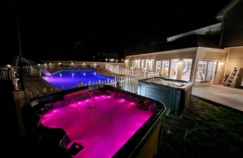 East Patchogue Villa | Luxury 8BR Villa w/Heated Pool, Hot Tubs, Home Theater – Sleeps 16