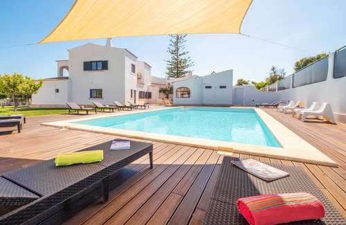 Lagoa e Carvoeiro Villa | Luxury 8BR w/Heatable Pool, Sea View & BBQ