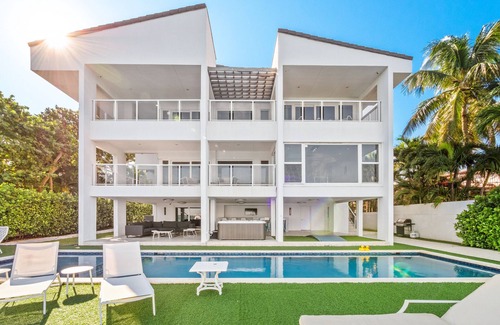 Venetian Islands Villa | Luxury 8BR Waterfront Villa w/Pool & Skyline Views