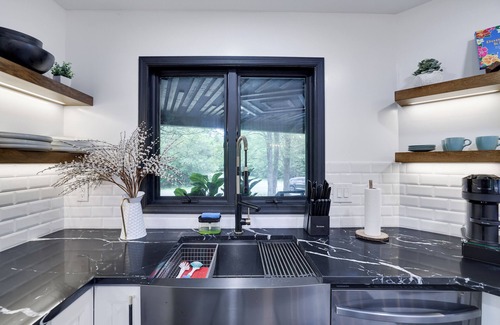 Tobyhanna House | Luxury 9-bed home with Hot tub, Sauna, Gym WiFi, AC, BBQ in beautiful Tobyhanna