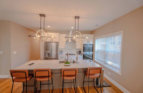 Rogers Park Villa | Luxury 9 BR, Villa Mins from Downtown and the Lake.