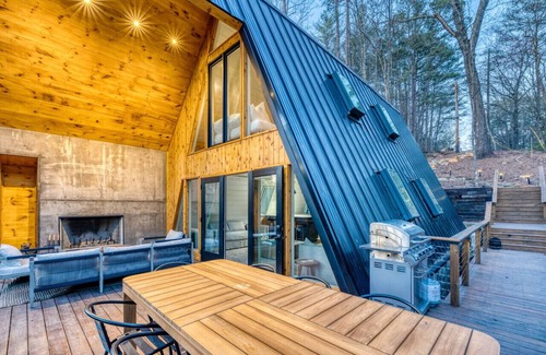 Cashes Valley Cabin | Luxury A-frame | Modern Riverfront w/Hot Tub