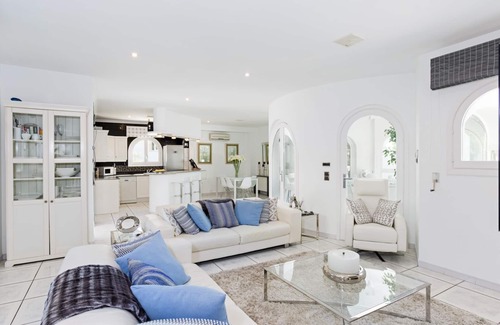 La Sabatera Villa | Luxury Air conditioned Villa with 3 bedroom suites