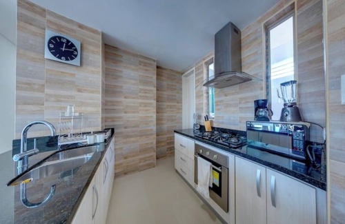 Crespo Apartment | Luxury Airport Condo 7 BD 5 BA w/Rooftop Pool