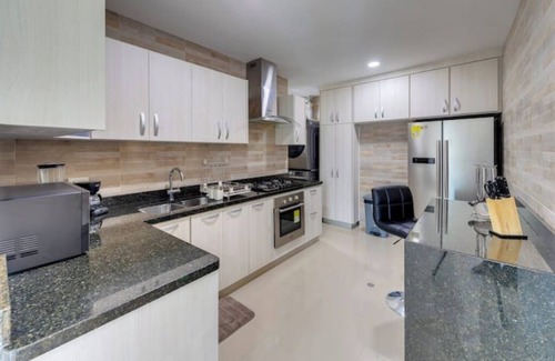 Crespo Apartment | Luxury Airport Condo 7 BD 5 BA w/Rooftop Pool