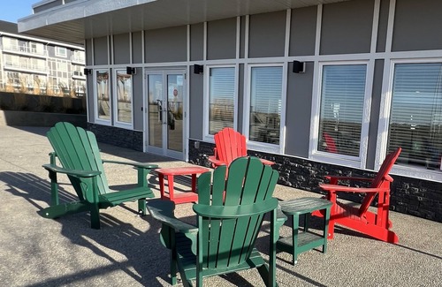 Calgary Condo | Luxury Airport Suite 2Bed 2Bath w/heated parking