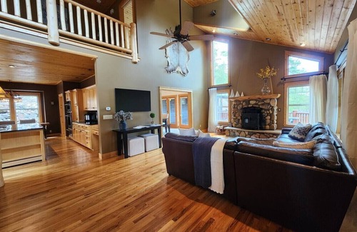 Estes Park House | Luxury and Privacy- Hot tub!