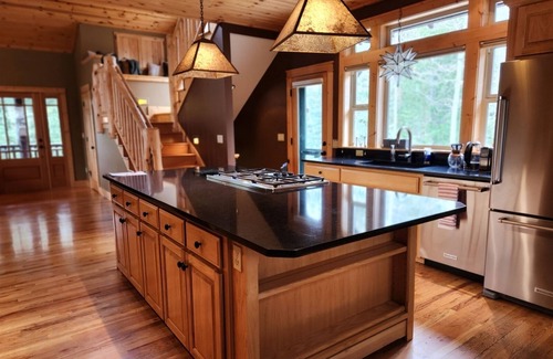Estes Park House | Luxury and Privacy- Hot tub!