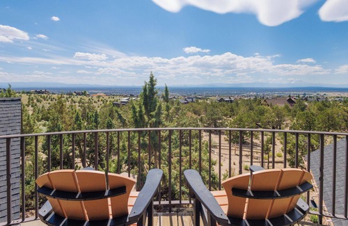 Powell Butte House | Luxury and tranquility nestled within the prestigious Brasada Ranch community ne