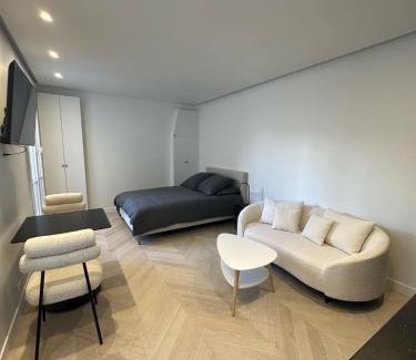 La Celle-sous-Gouzon Apartment | Luxury Apartment Champ de Mars Eiffel Tower