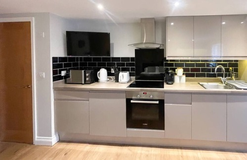 Cambridge Apartment | Luxury Apartment Central Cambridge King-size bed