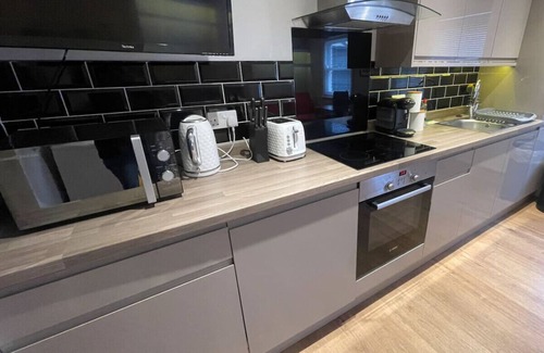 Cambridge Apartment | Luxury Apartment Central Cambridge King-size bed