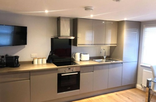 Cambridge Apartment | Luxury Apartment Central Cambridge King-size bed