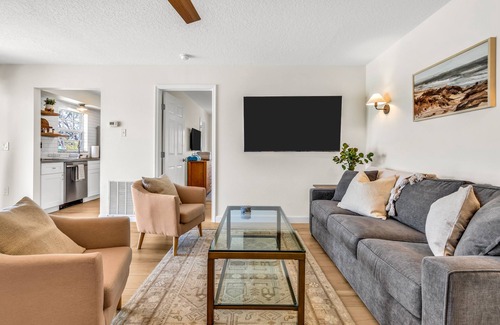Sarasota Apartment | Luxury Apartment Close to Beach with Heated Pool