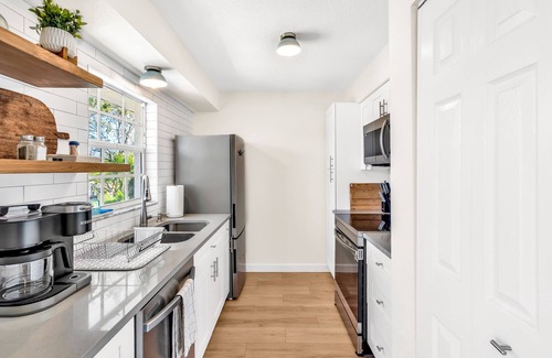 Sarasota Apartment | Luxury Apartment Close to Beach with Heated Pool