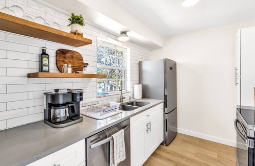 Sarasota Apartment | Luxury Apartment Close to Beach with Heated Pool